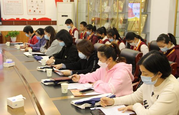 家長、學生觀摩團認真查看評比細則
