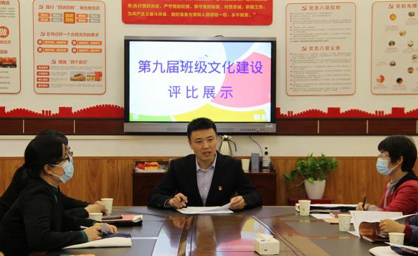 鄭州49中政教主任徐光輝介紹展評內(nèi)容