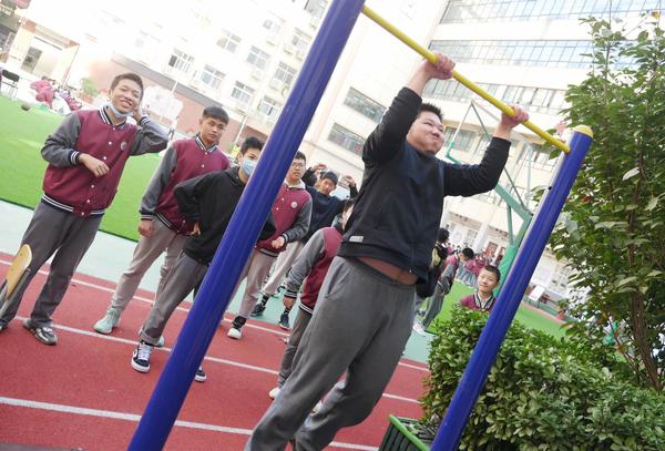 男生測(cè)試引體向上