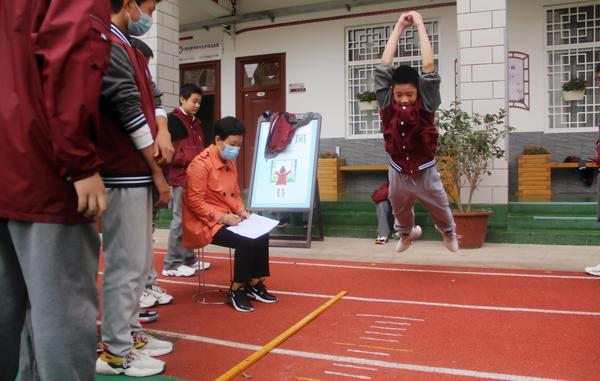 男生立定跳遠(yuǎn)測(cè)試
