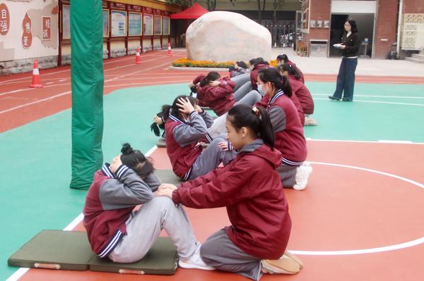 女生測(cè)試仰臥起坐