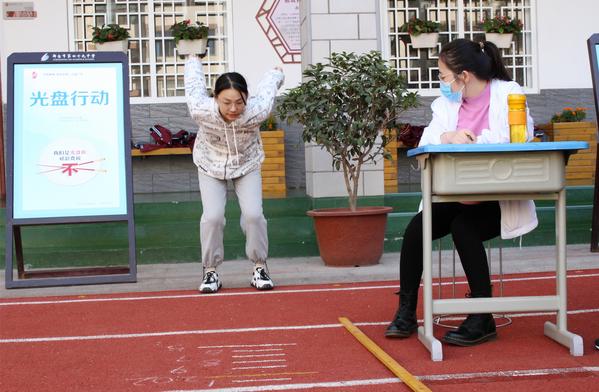 女生立定跳遠(yuǎn)測(cè)試