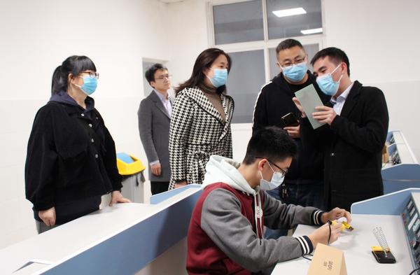 觀摩組專家聆聽LED社團老師的講解