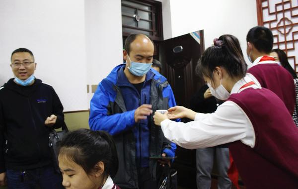 專家組的老師參加茶藝社互動