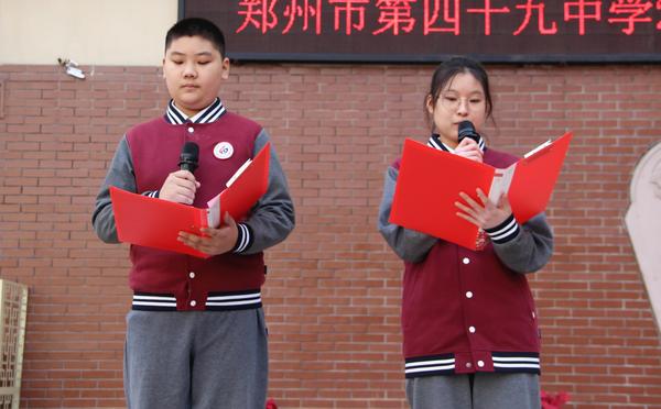 周逸菲 王銀輝同學(xué)做國旗下演講