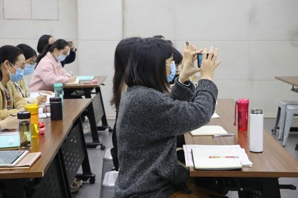 老師們認(rèn)真聆聽