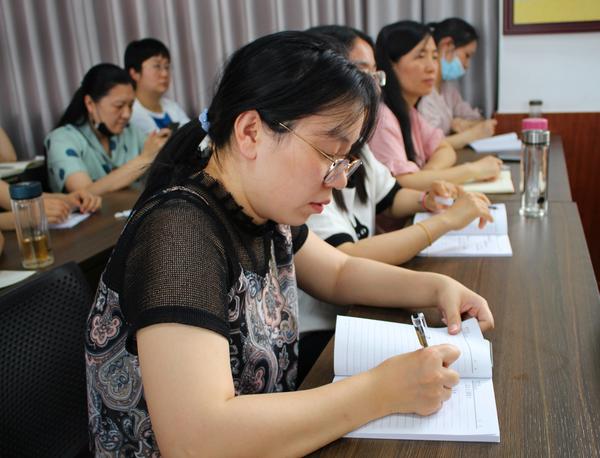 現(xiàn)場教師認真記錄筆記1
