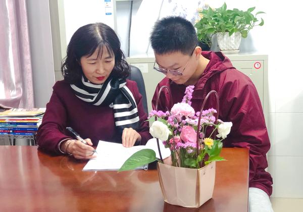 鄭州49中語文教研組組長(zhǎng)杜秋敏認(rèn)真輔導(dǎo)學(xué)生備賽
