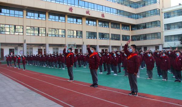 5全體學(xué)生向國(guó)旗敬禮 (1)