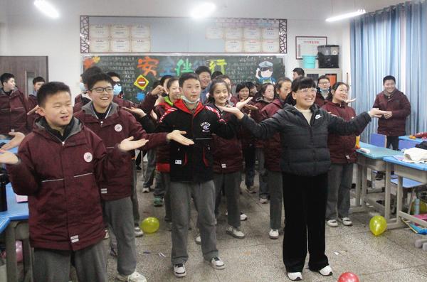 6班主任與學(xué)生一起迎接2022的到來