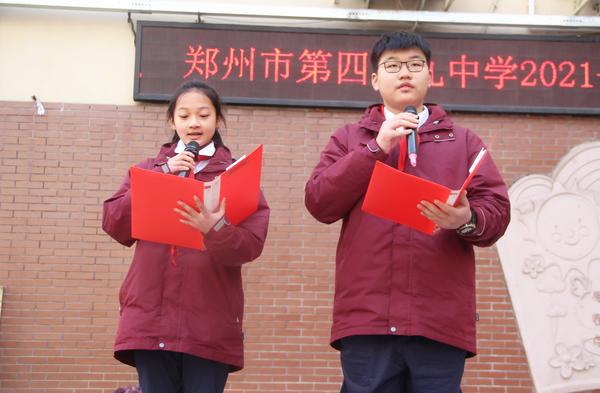 4趙鴻博、趙晨悅做國(guó)旗下演講