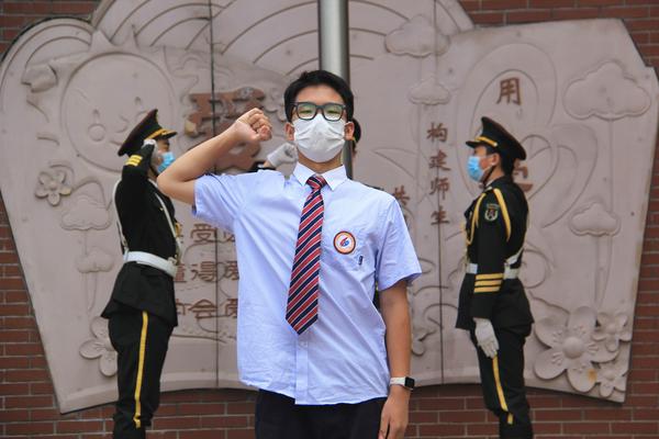 張書翰同學(xué)帶領(lǐng)大家面向國(guó)旗宣誓