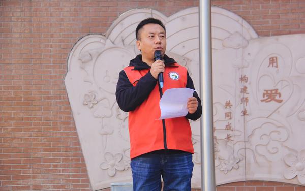 9鄭州七初東校區(qū)黨支部書(shū)記楚東升對(duì)本次演練進(jìn)行點(diǎn)評(píng)