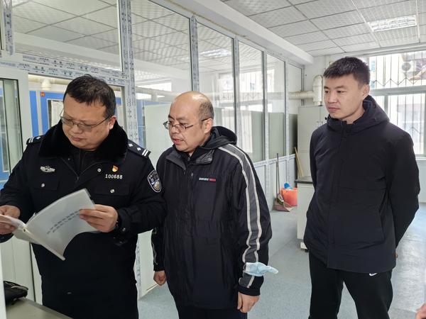 5鄭州市第七初級中學(xué)東校區(qū)副校長徐光輝陪同民警，對學(xué)校?；反娣胚M(jìn)行檢查