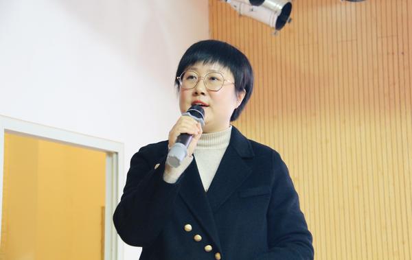 6.鄭州七初東校區(qū)九年級主任程琳進(jìn)行家長學(xué)校主題講座