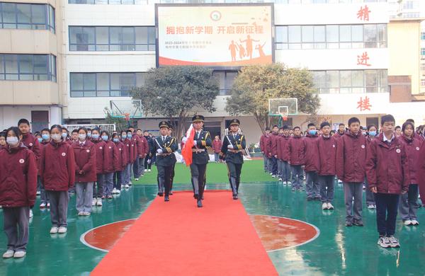 2國旗護衛(wèi)隊以飽滿的熱情執(zhí)行第一次升旗任務