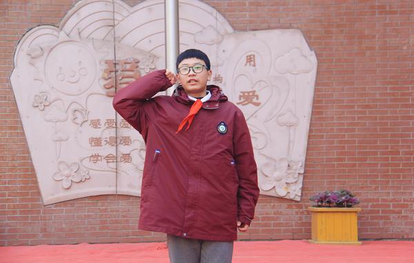 5桑子凱同學帶領全體師生進行宣誓