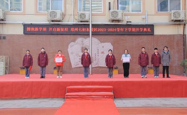 10團委劉冰書記為志愿服務先進集體頒發(fā)證書