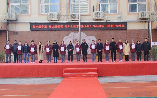 13王海勤校長頒發(fā)八年級“昭德獎學金”獎